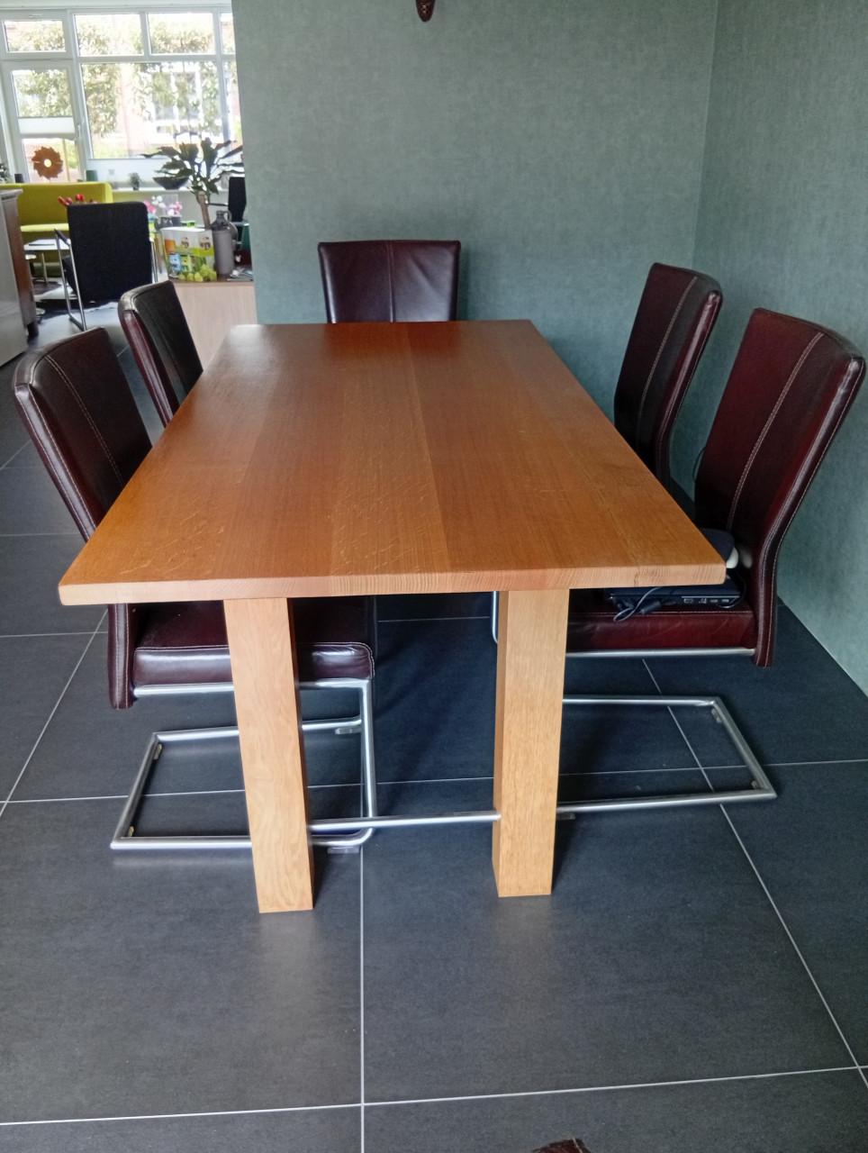 In goede staat eiken eettafel en 6 leren stoelen