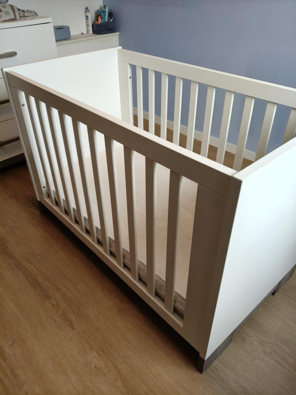 Ledikant met aerosleep matras en commode