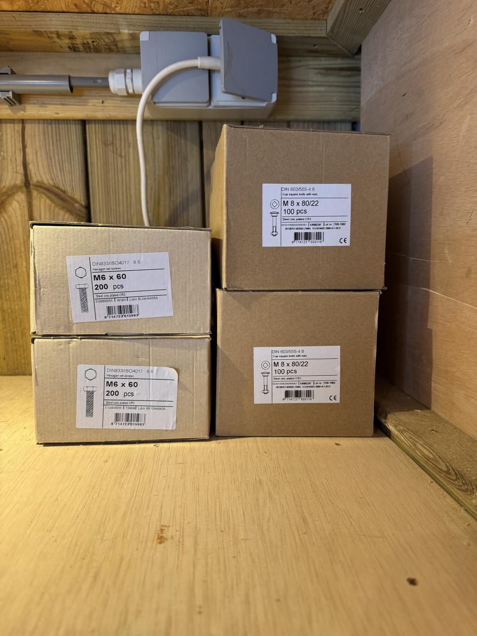 Nieuw in dozen bouten en moeren en ringen