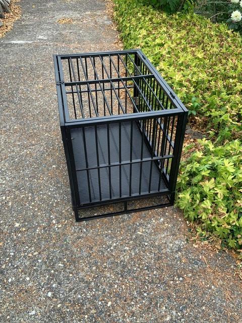 Te koop; stalen puppy bench  kennel