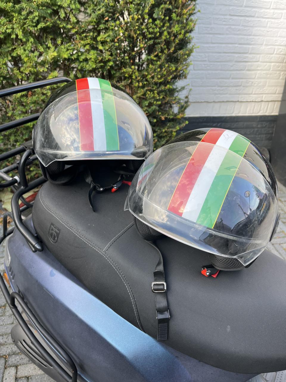 Te koop: blauwe metallic BTC Riva scooter