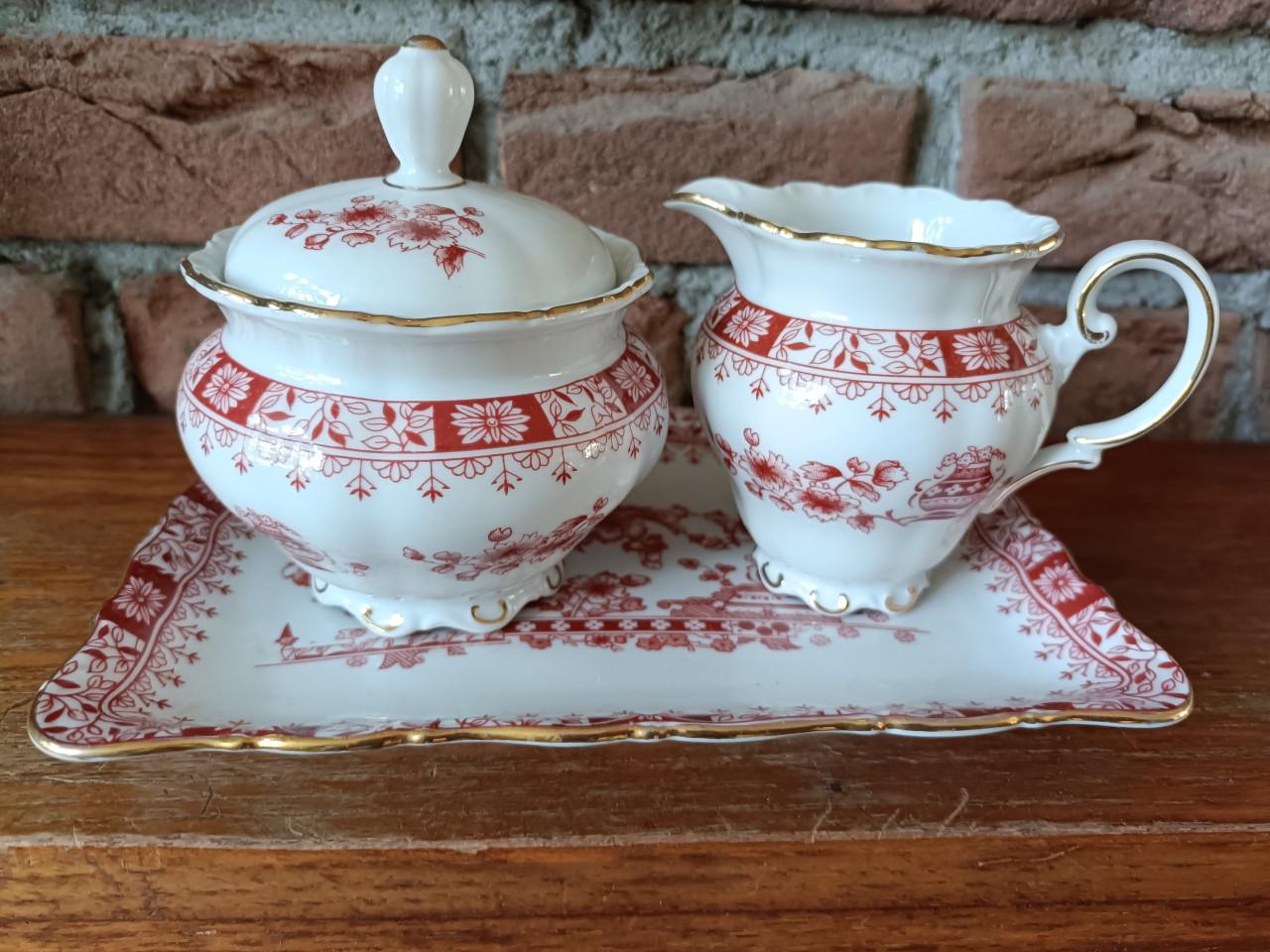 Oud suiker en melk setje op schaaltje