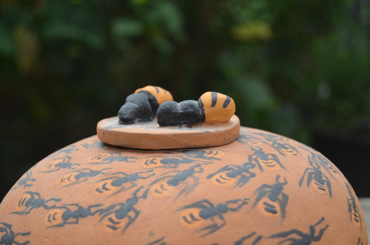 Mooie vaas/pot met Mieren! In prima staat