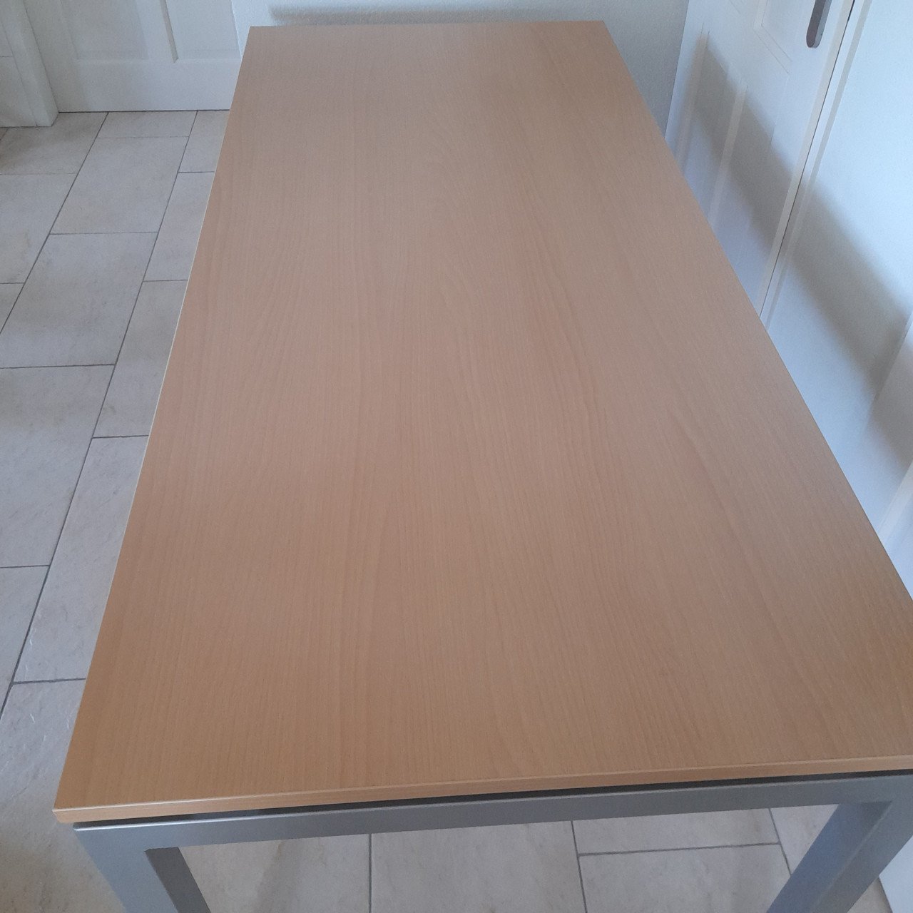 Mooi net bureau 80 x 180 x 75 H ( hoogte verstelbaar) in goede staat !
