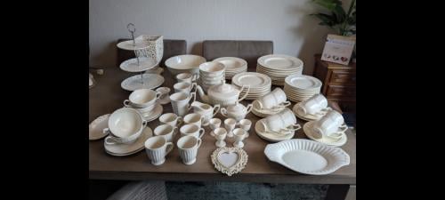Set met cremekleurig servies o.a. Pearl of Windsor