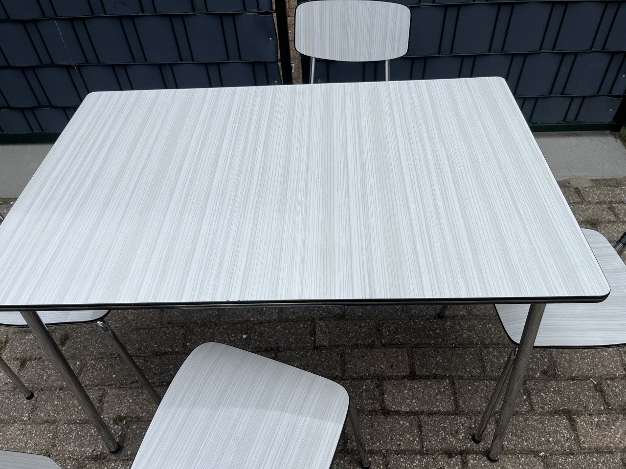Tafel met 4 stoelen Formica en chromen poten