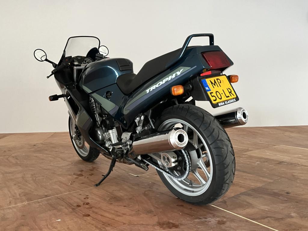 Triumph Trophy tour 900