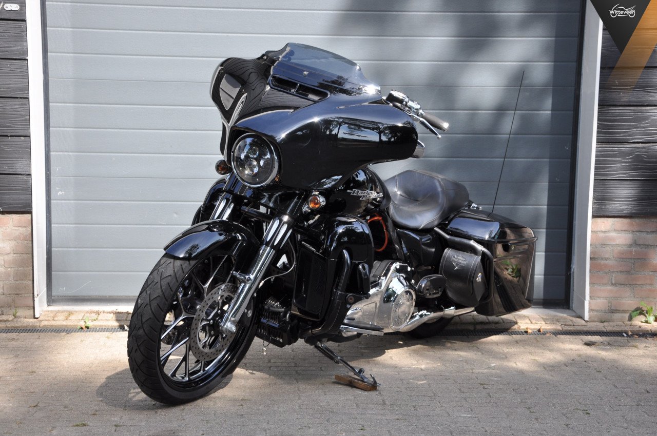 Harley-Davidson FLHXS Street Glide Special 103