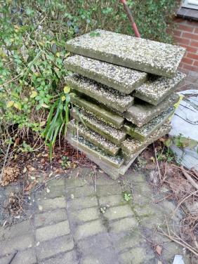 Stenen en gewassen grindtegels.