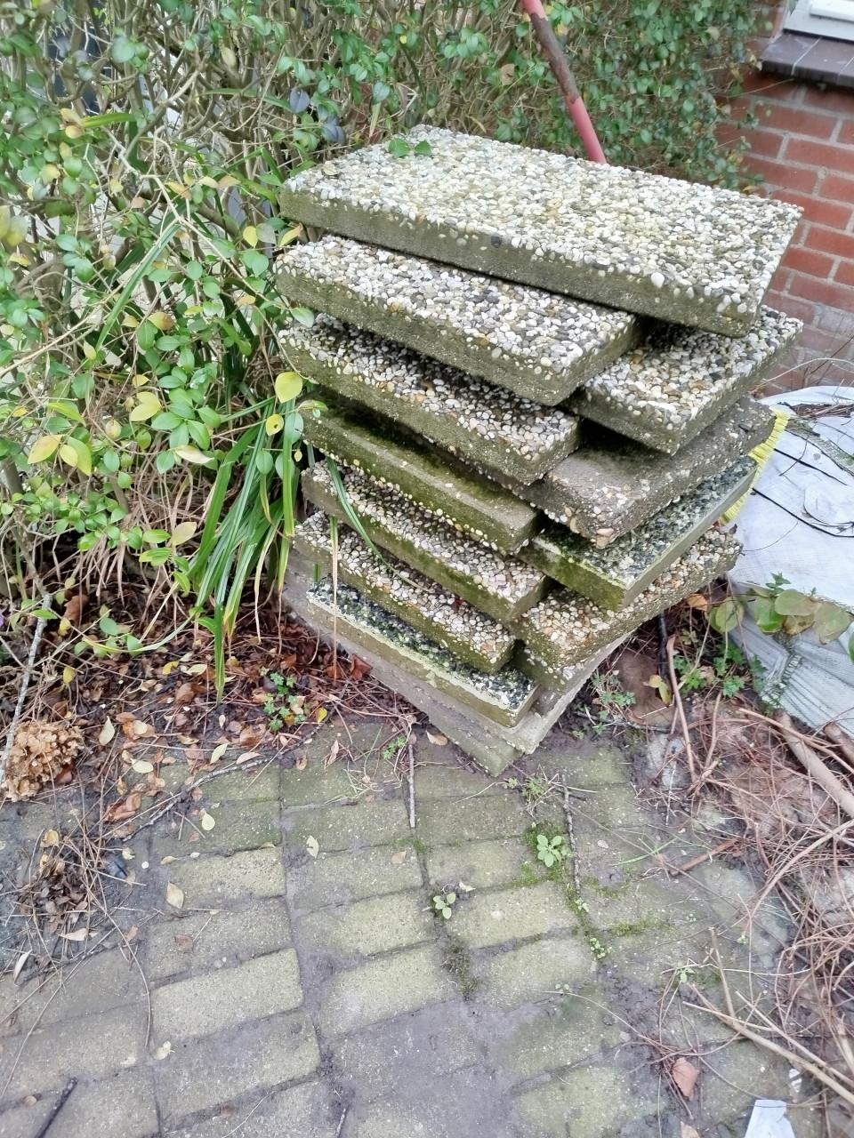 Stenen en gewassen grindtegels.