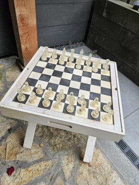 Mooi groot vintage schaakspel met standaard, glazen schaakstukken..
