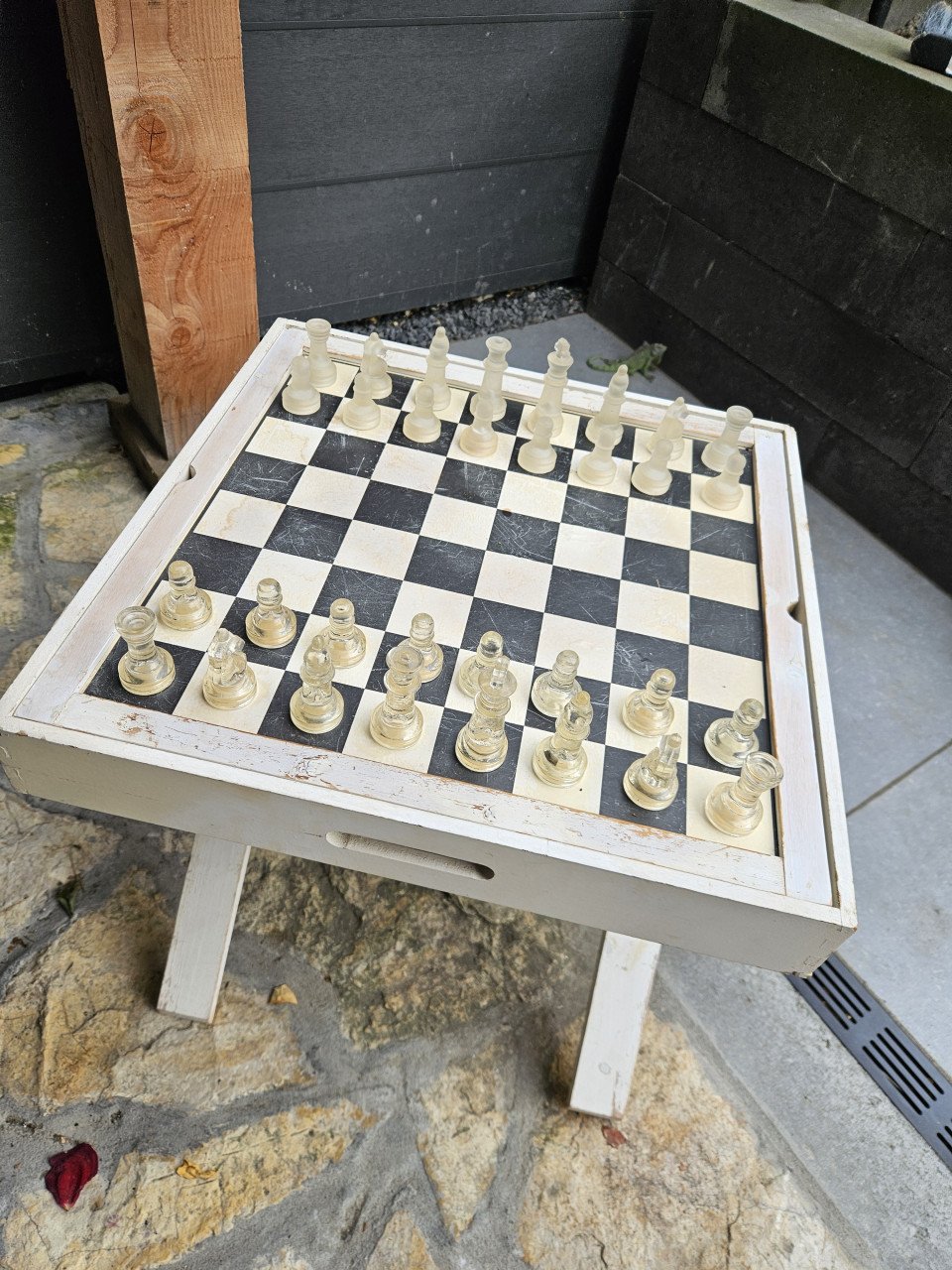 Mooi groot vintage schaakspel met standaard, glazen schaakstukken..