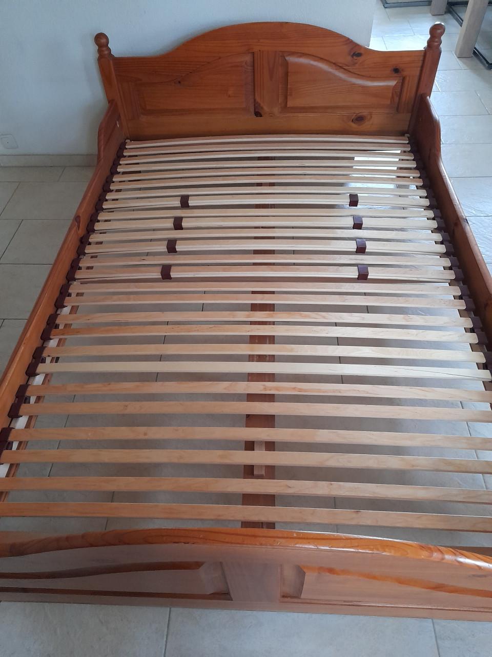 Houten bed 140 x 200 ( in goede nette staat )