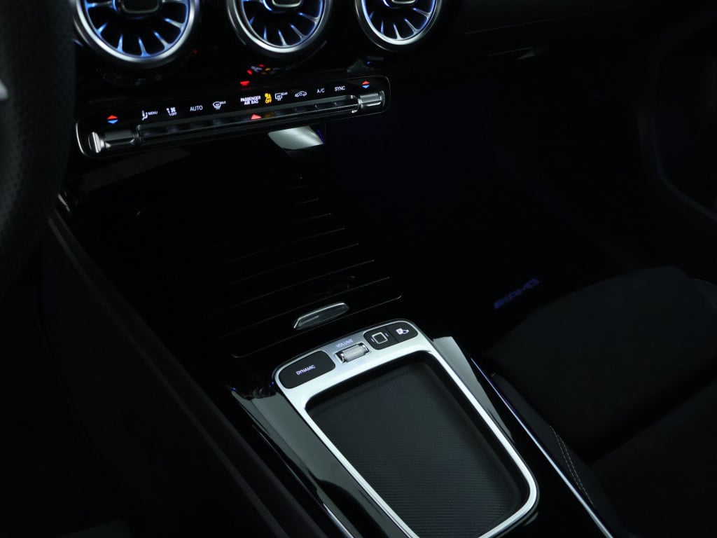 Mercedes-Benz A-Klasse 180 business solution amg | nightpakket | parkeerpak