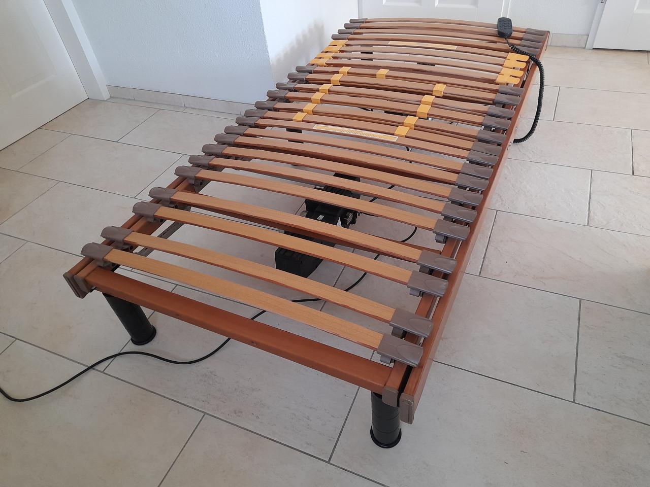 Electrische lattenbodem op poten 90 x 200 (in goede staat)