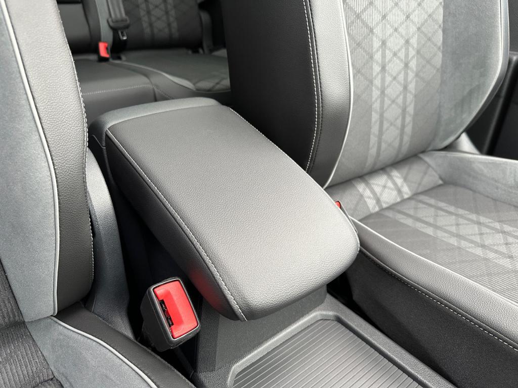 Volkswagen Tiguan 1.5 tsi 150pk dsg r-line | panoramadak | 20 inch | black 