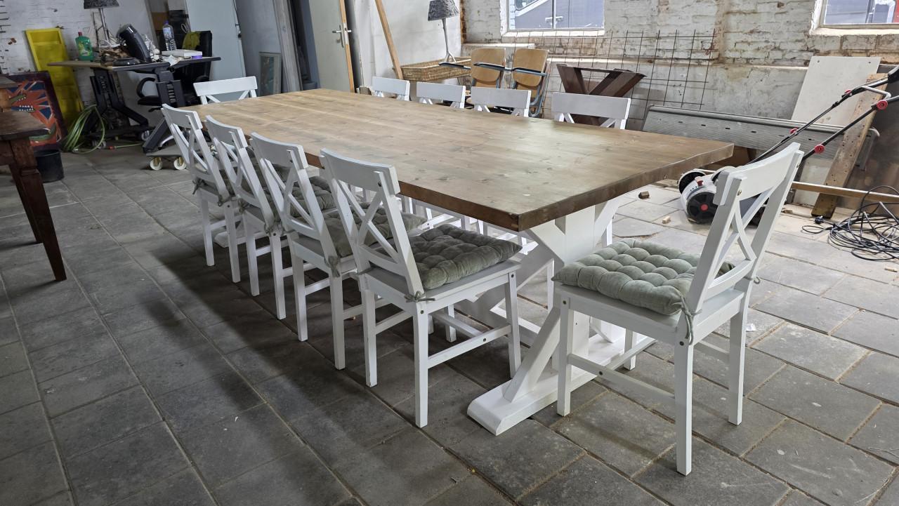 280 cm lange landelijke tafel met 10 stoelen