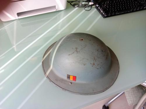 Originele Belgische legerhelm M49 (ABL 1949-1952) – Complete staat met vlag