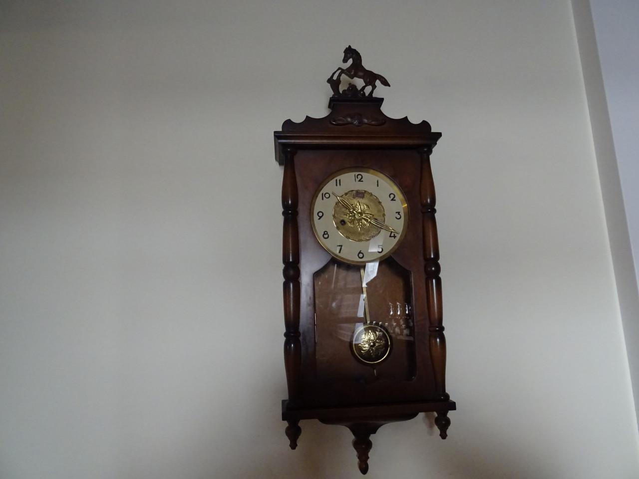 Te koop zeer mooi klein paardjes  klokje loopt goed