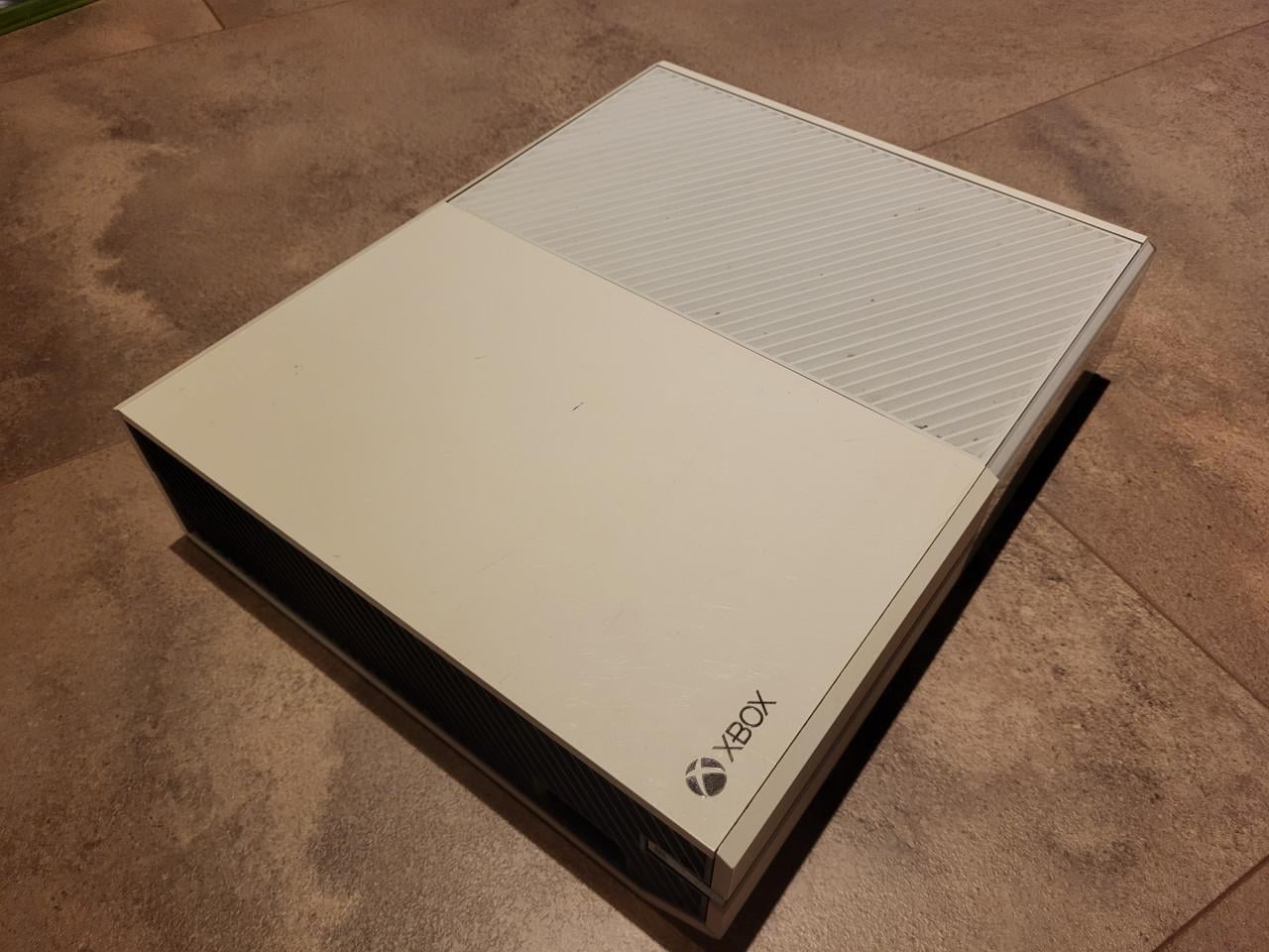 Xbox One inclusief 14 spelletjes + 2 controllers