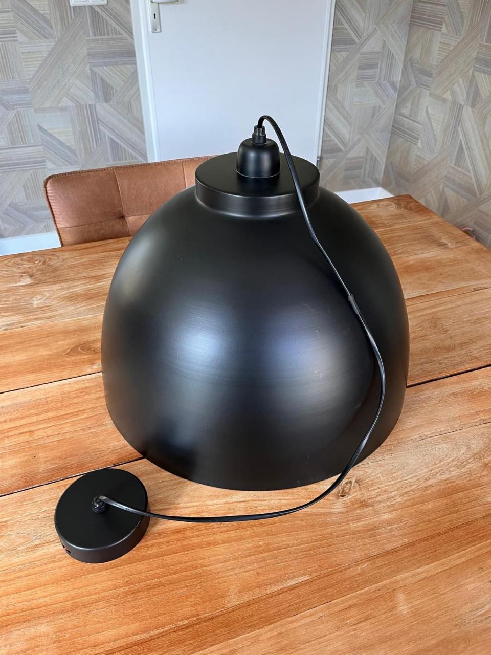Zwarte hanglamp met een diameter van 40 cm