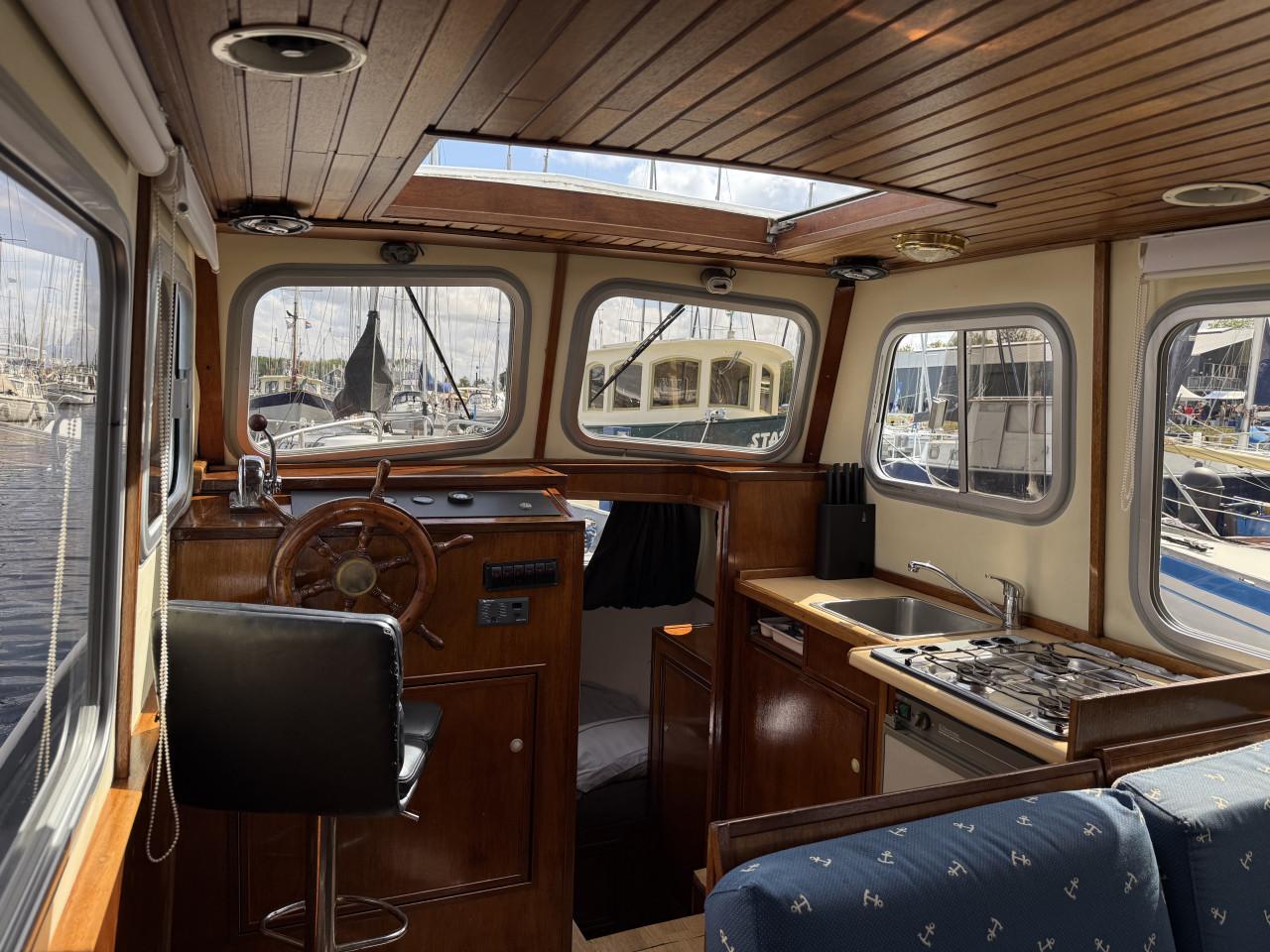 Motorboot 8 meter salonkruiser met stahoogte