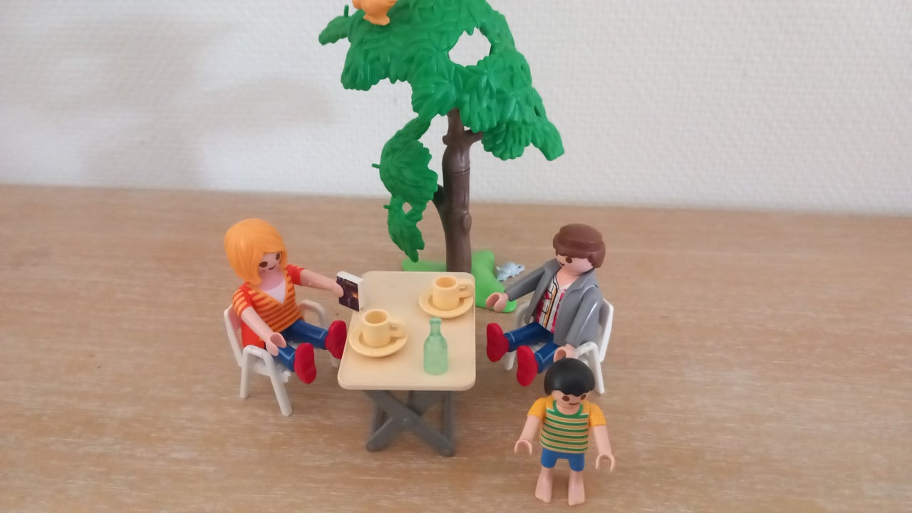 Playmobil samen buiten eten