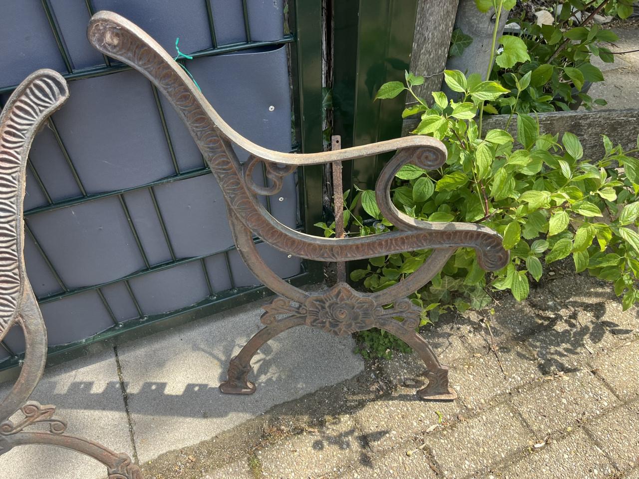 Gietijzeren tuinbank potten