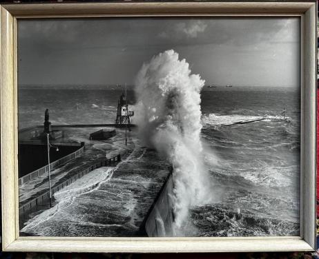 Lijst : Boulevard Vlissingen bij storm. 41x53 cm groot incl. lijst.