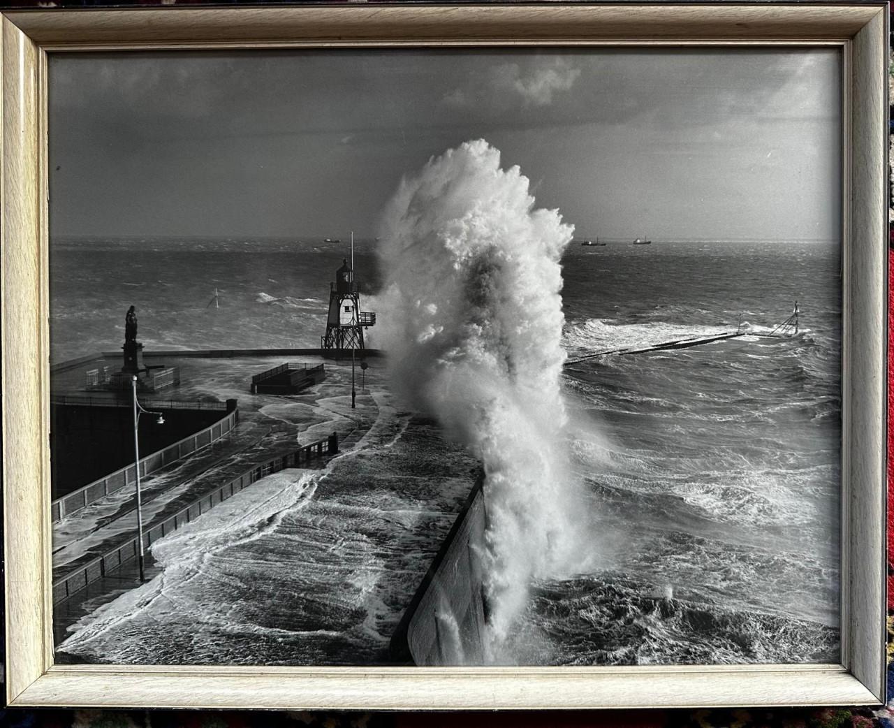 Lijst : Boulevard Vlissingen bij storm. 41x53 cm groot incl. lijst.