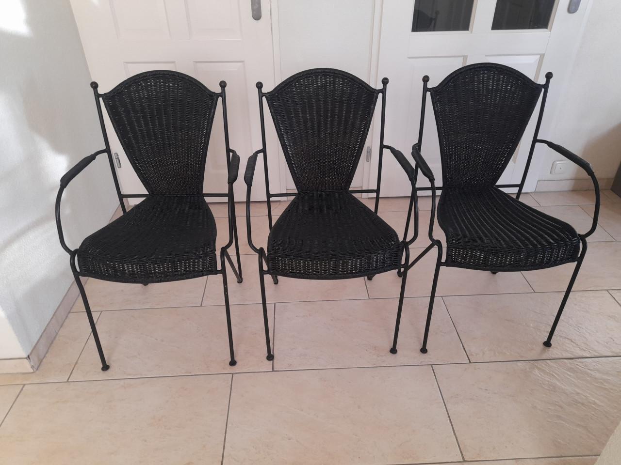 3 Smeedijzeren stoeltjes (in goede nette staat )  €20 per stuk  Stapelbaar!