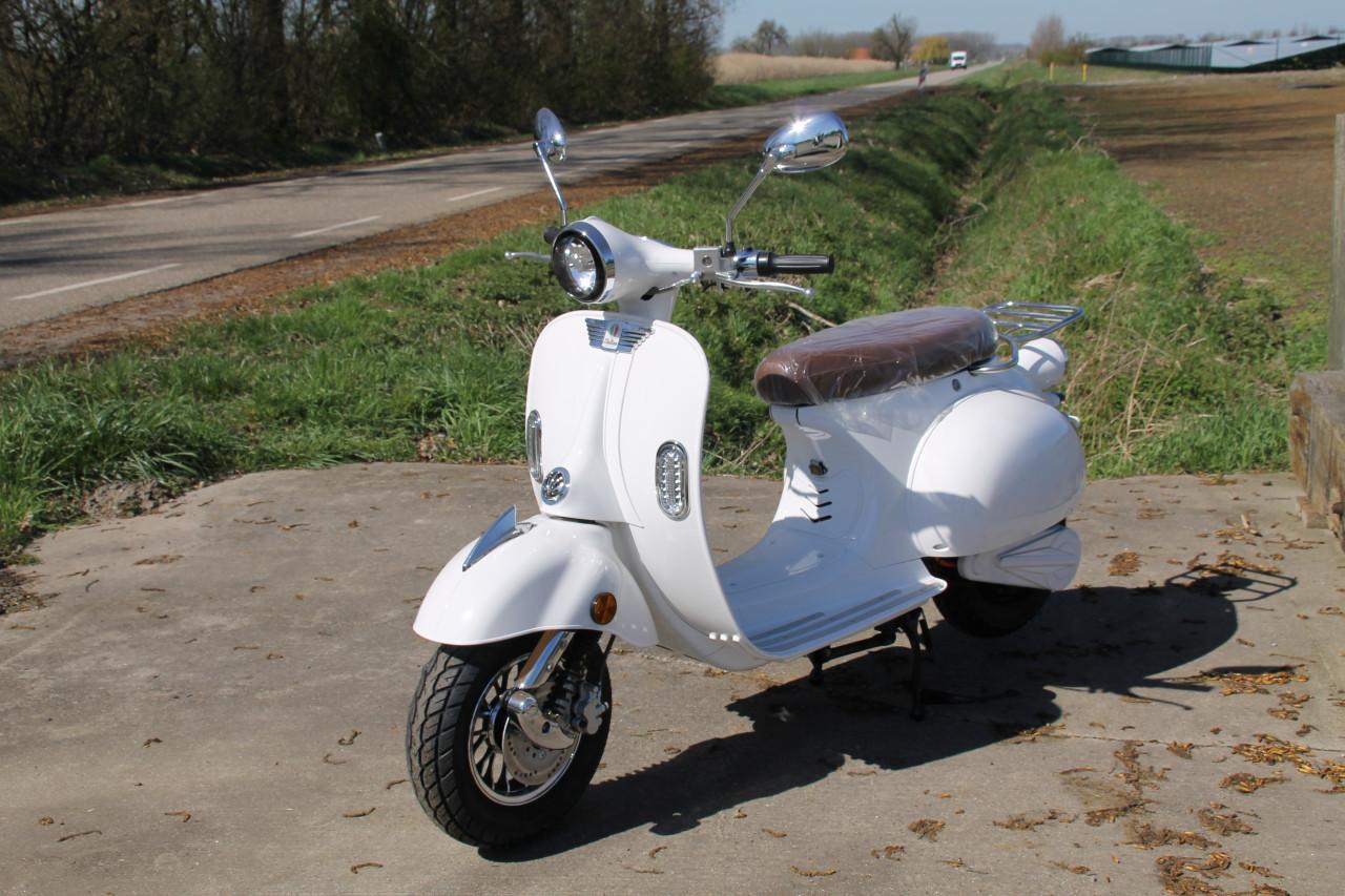 Voorraad uitverkoop: Etalian elektrische scooters