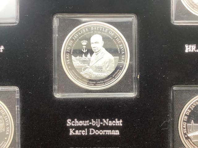 16 penningen Het Koninkrijk der Nederlanden in oorlog.