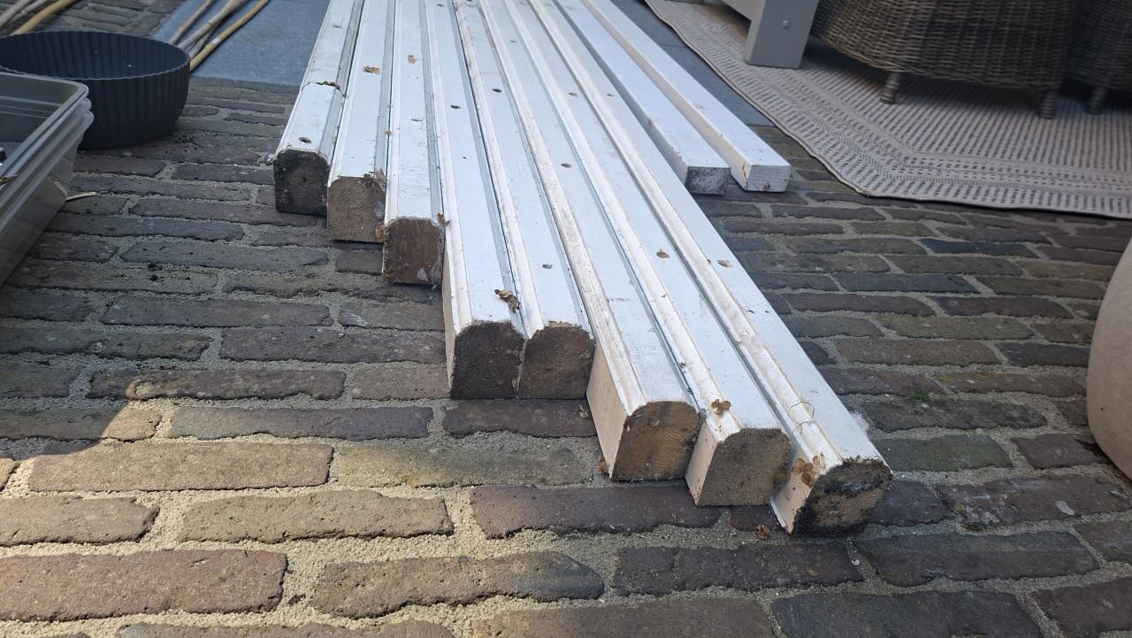 MOET NU WEG Houten balken
