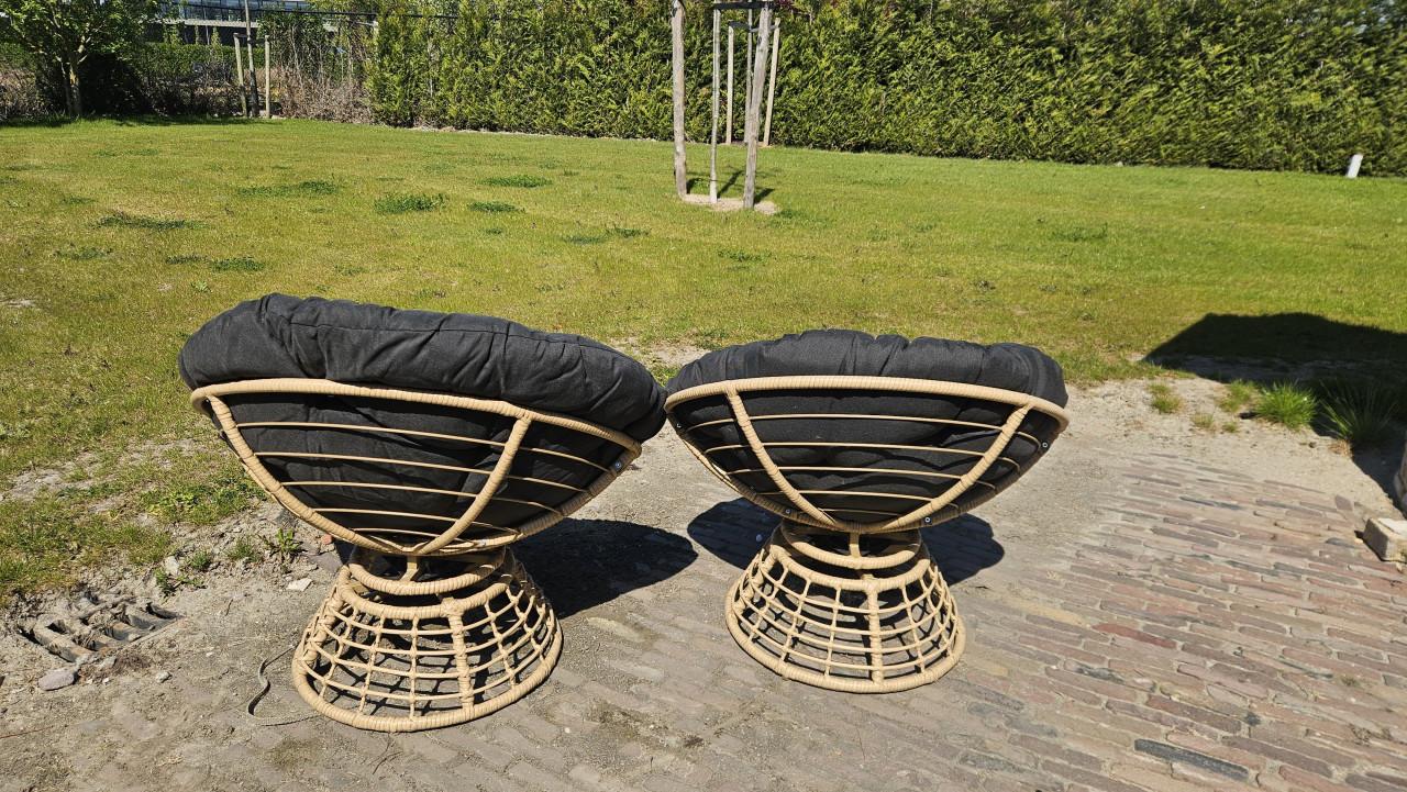 2 vrijwel nieuwe Rotan Loungestoelen