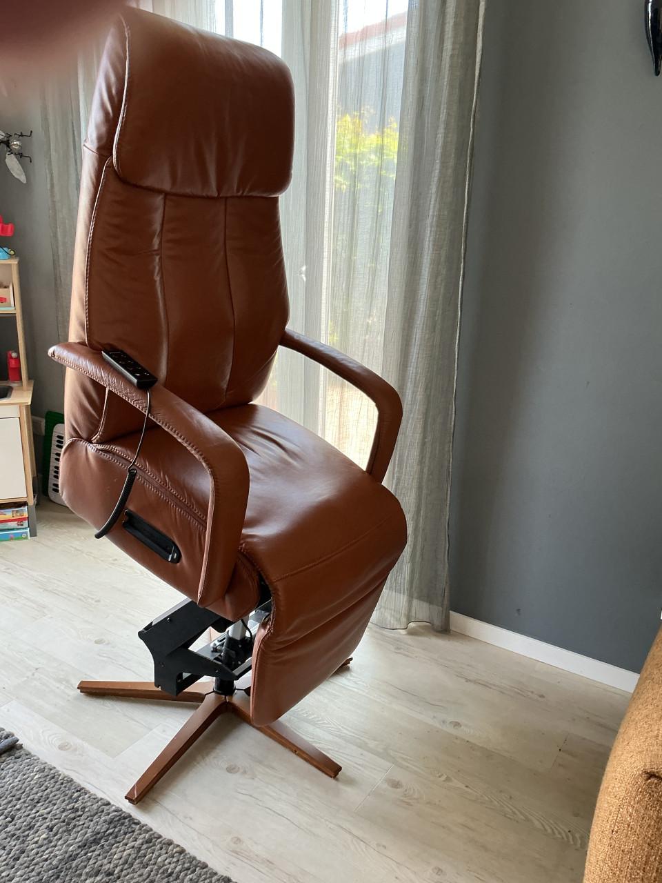 Prominent relaxfauteuil, zeer comfortabel met accu en onderrugsteun