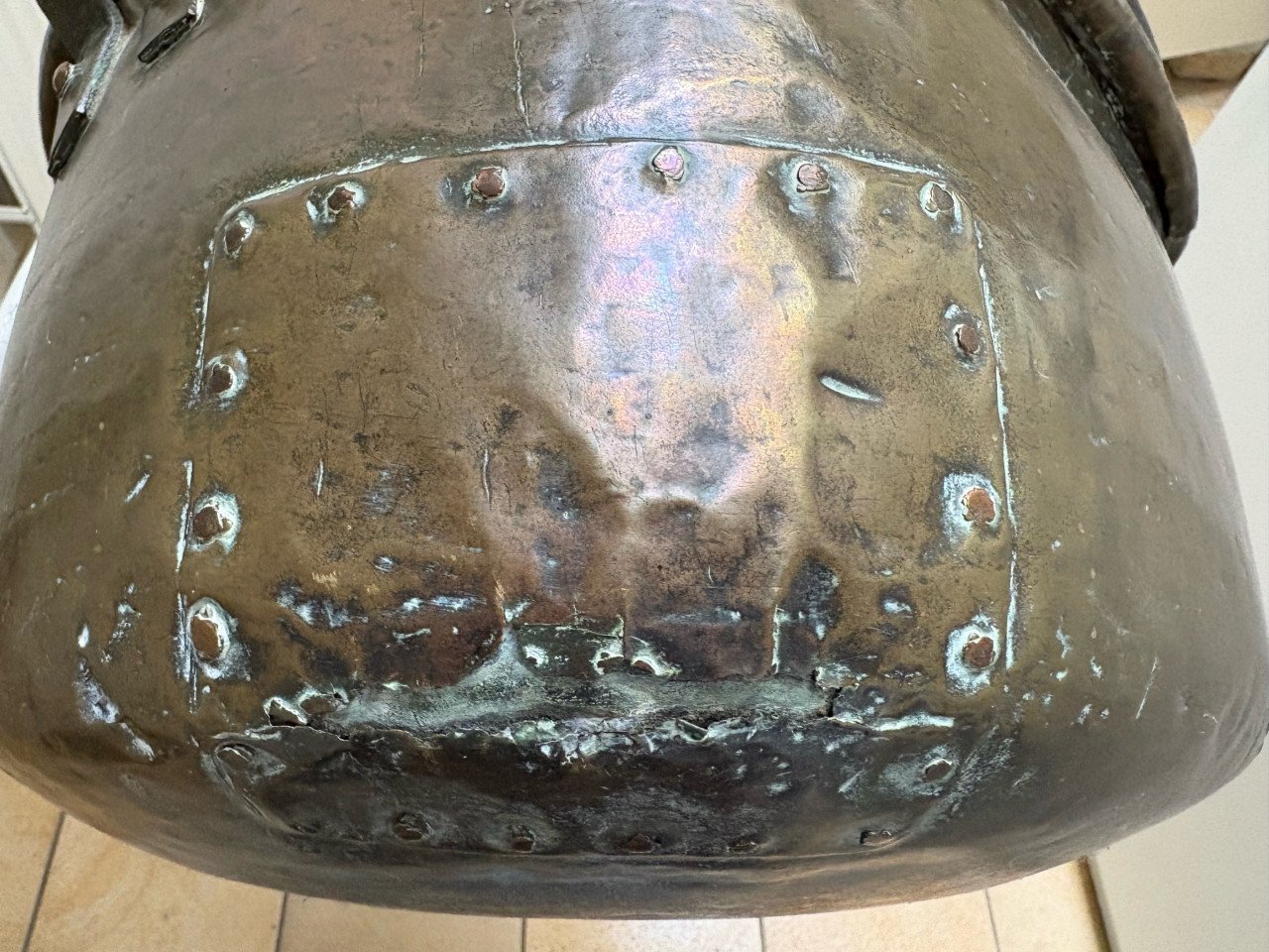 Koperen ketel met smeedijzeren hengsel