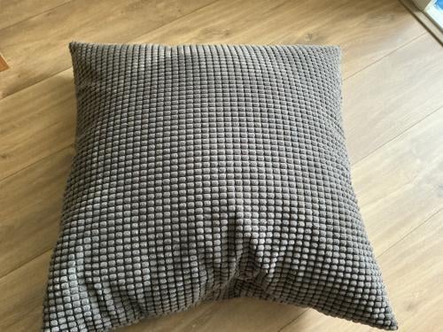 Groot grijs kussen Ikea