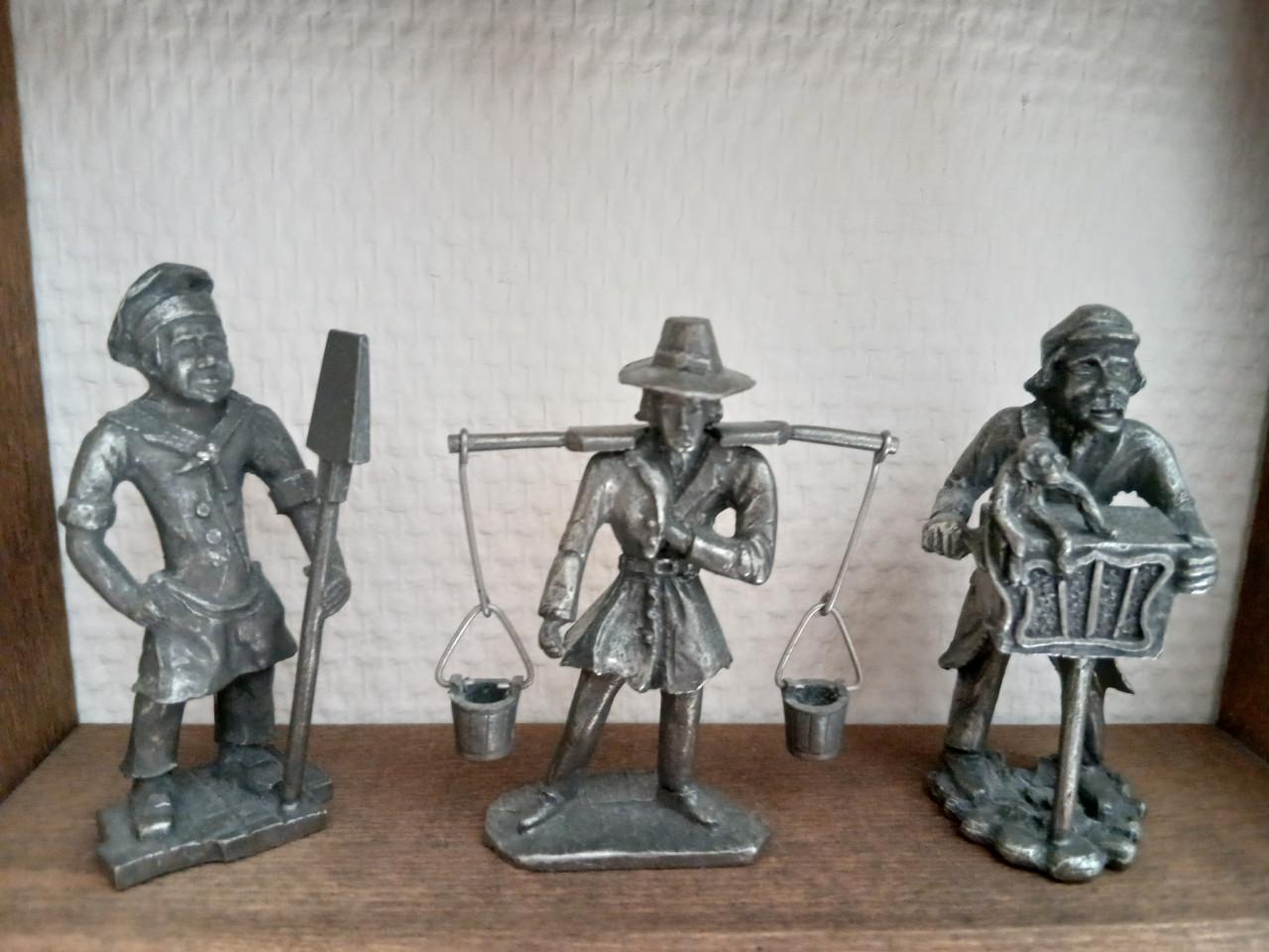 Houten rek met beeldjes