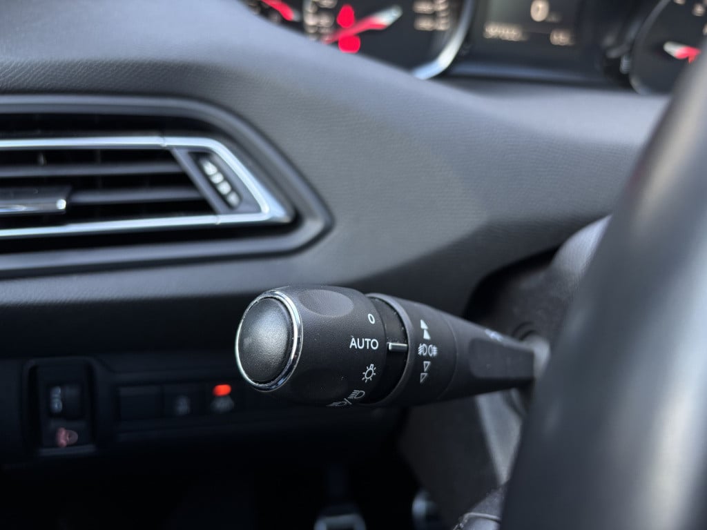 Peugeot 308 sw 1.2 puretech blue lease premium/ panoramadak/ trekhaak