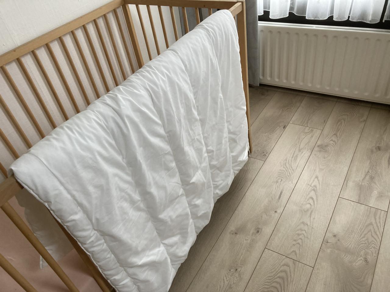 Houten kinderledikant met toebehoren