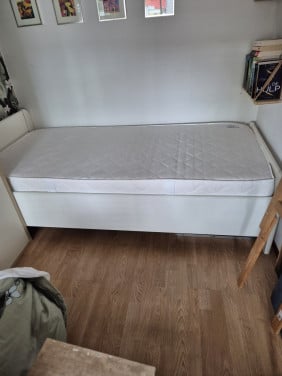 1 persoonsbed wit ledikant. Matras zo goed als nieuw.