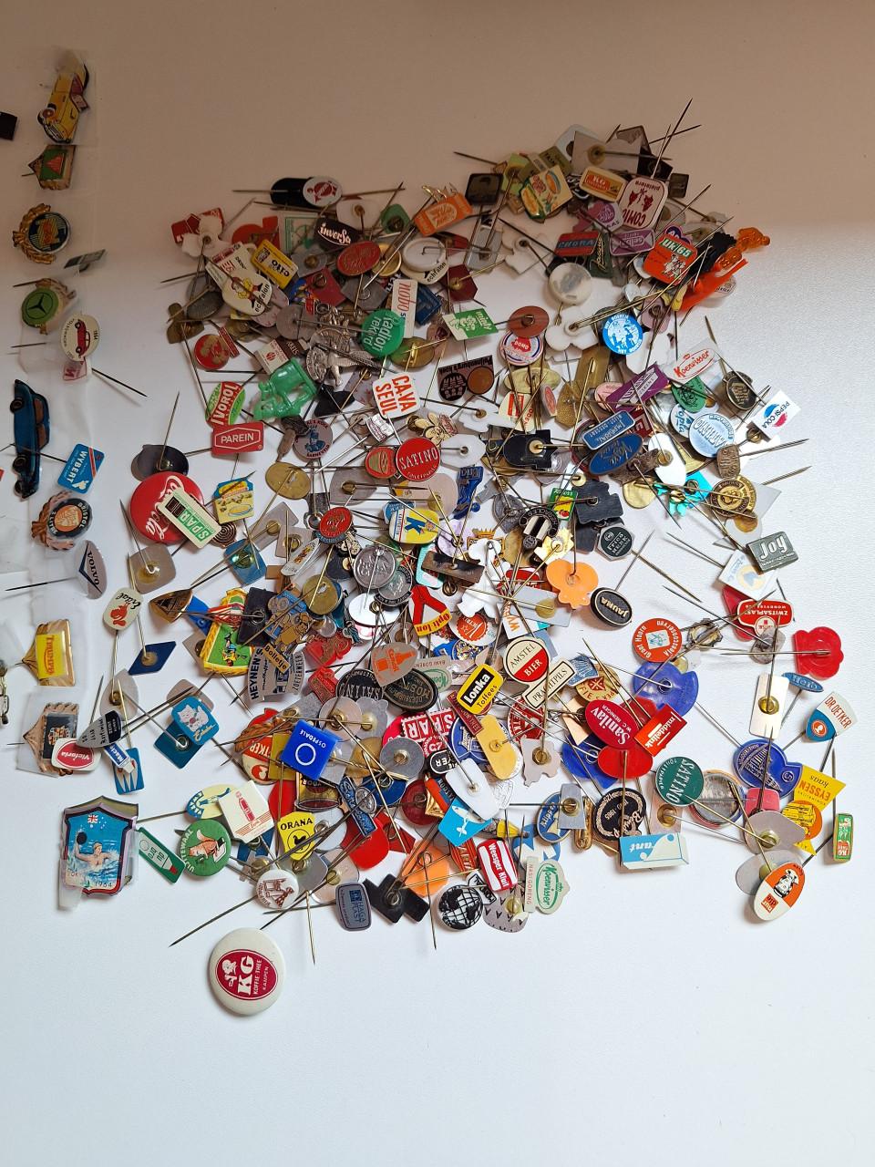 Verzameling van 600 speldjes   uit jaren 70