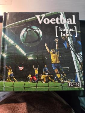 Boek: Voetbal (Kubusboek), 2e druk 2008 Als nieuw.