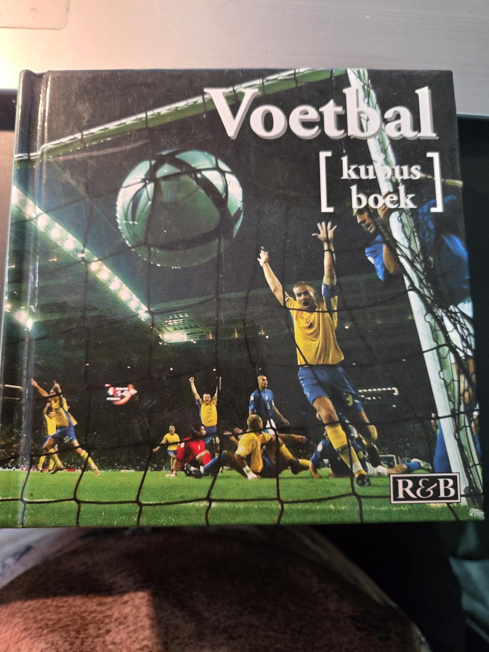 Boek: Voetbal (Kubusboek), 2e druk 2008 Als nieuw.