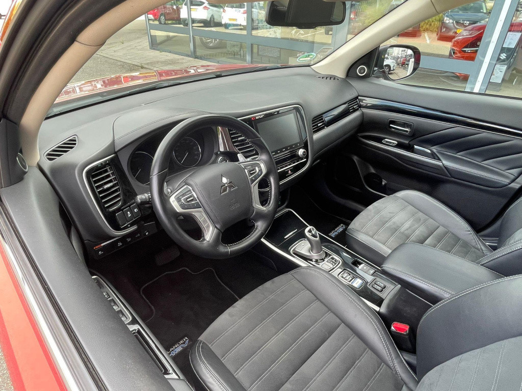 Mitsubishi Outlander 2.4 phev intense+ plug in hybride automaat