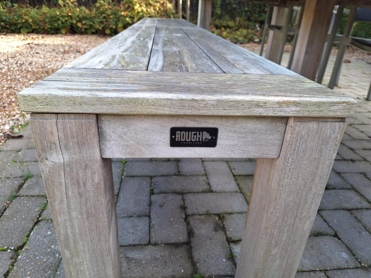 Grote teakhouten tafel met bankje en stoelen