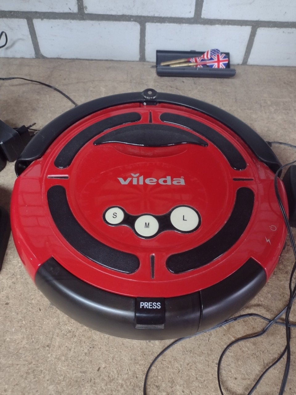 Te koop: Steel Stofzuiger en Robot Stofzuiger.