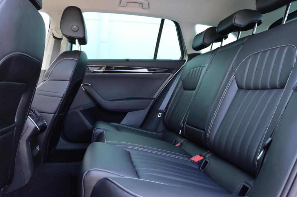 Skoda Superb combi 1.4 tsi iv laurin & klement 218pk dsg6 | soh 96,9% |