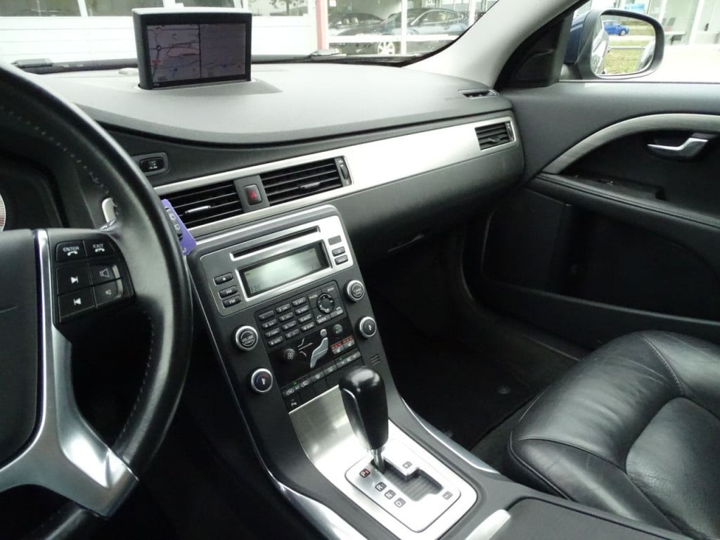 Volvo V70 2.0t momentum automaat | leder | bluetooth | stoelverwarming | na